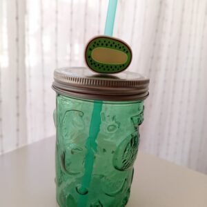 Vaso de Vidrio Kiwi – ¡Última unidad rebajada! Dale un toque fresco, divertido y lleno de personalidad a tu mesa con este original vaso de vidrio inspirado en el kiwi. Su diseño llamativo lo convierte en una pieza perfecta para disfrutar de un refresco, un zumo o tu bebida favorita con un estilo único. Ideal para quienes disfrutan cuidando los pequeños detalles, para sorprender con un regalo original o para llenar de color esos momentos de relax en casa o en la terraza. Porque no necesitas una celebración para disfrutar de algo bonito. Tú haces que cada día sea un auténtico evento. ## ¡Solo queda una unidad y está rebajada! Esta es tu oportunidad de hacerte con este precioso vaso, ya que solo queda una unidad disponible y la hemos rebajado de precio por ser la última. Cuando se venda, este modelo dejará de estar disponible. ¡No dejes que se te escape! ### Perfecto para: * Refrescos, zumos, batidos y bebidas frías. * Dar un toque alegre y original a tu mesa. * Regalar a amantes de la decoración y los diseños diferentes. * Disfrutar de un momento especial en casa o en la terraza. ## Entrega Los gastos de envío se calculan según el pedido. Consúltanos por mensaje privado o al realizar tu compra. También puedes recoger tu pedido gratuitamente en Paterna (Valencia). Además, ofrecemos nuestro servicio de entrega en eventos y ferias, para que puedas recoger tu compra mientras disfrutas de una jornada especial. Consúltanos por mensaje privado para conocer los próximos eventos y puntos de recogida disponibles. ¡Hazte con esta última unidad rebajada y convierte cualquier momento del día en una pequeña celebración!