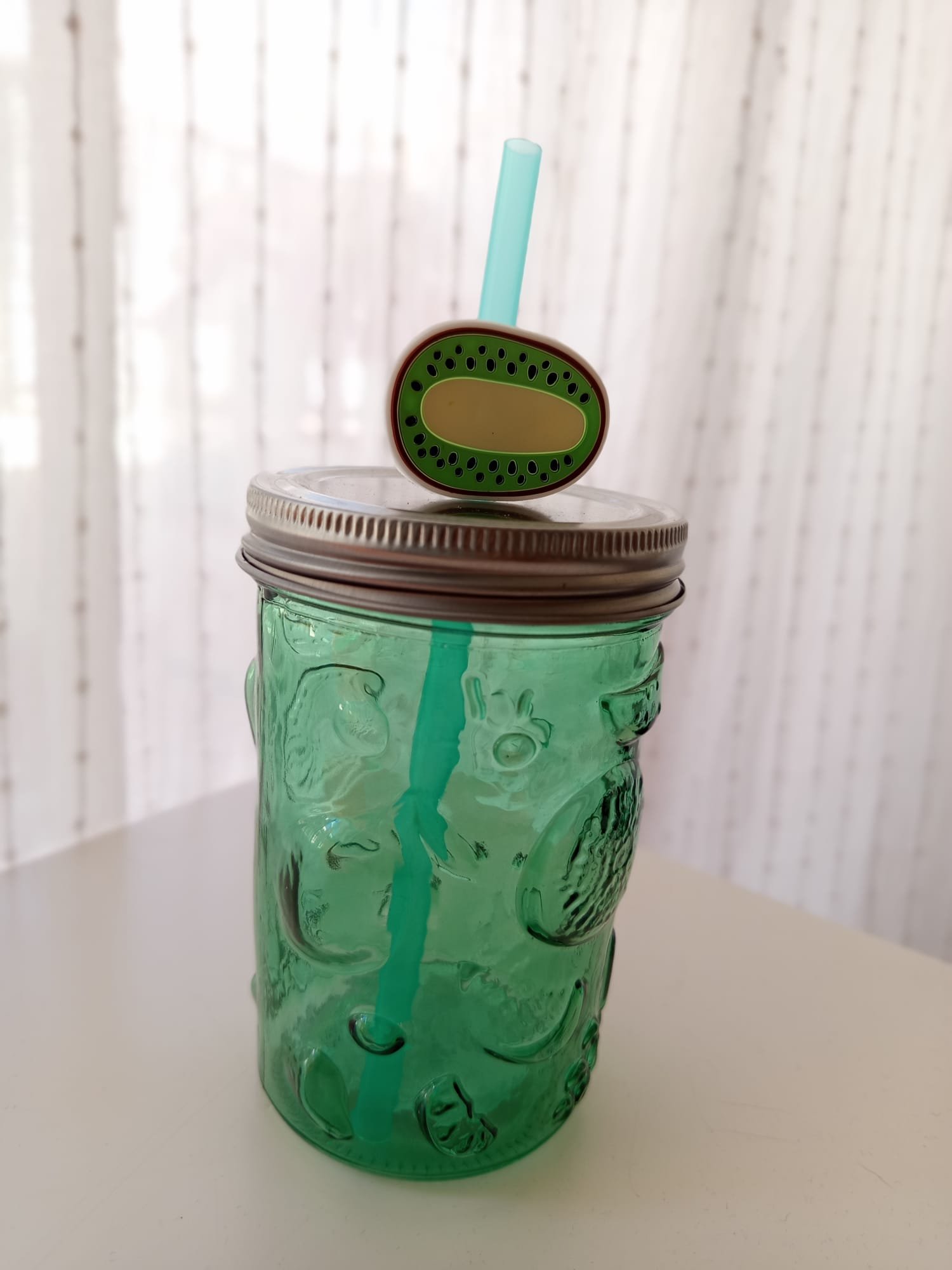 Vaso de Vidrio Kiwi – ¡Última unidad rebajada! Dale un toque fresco, divertido y lleno de personalidad a tu mesa con este original vaso de vidrio inspirado en el kiwi. Su diseño llamativo lo convierte en una pieza perfecta para disfrutar de un refresco, un zumo o tu bebida favorita con un estilo único. Ideal para quienes disfrutan cuidando los pequeños detalles, para sorprender con un regalo original o para llenar de color esos momentos de relax en casa o en la terraza. Porque no necesitas una celebración para disfrutar de algo bonito. Tú haces que cada día sea un auténtico evento. ## ¡Solo queda una unidad y está rebajada! Esta es tu oportunidad de hacerte con este precioso vaso, ya que solo queda una unidad disponible y la hemos rebajado de precio por ser la última. Cuando se venda, este modelo dejará de estar disponible. ¡No dejes que se te escape! ### Perfecto para: * Refrescos, zumos, batidos y bebidas frías. * Dar un toque alegre y original a tu mesa. * Regalar a amantes de la decoración y los diseños diferentes. * Disfrutar de un momento especial en casa o en la terraza. ## Entrega Los gastos de envío se calculan según el pedido. Consúltanos por mensaje privado o al realizar tu compra. También puedes recoger tu pedido gratuitamente en Paterna (Valencia). Además, ofrecemos nuestro servicio de entrega en eventos y ferias, para que puedas recoger tu compra mientras disfrutas de una jornada especial. Consúltanos por mensaje privado para conocer los próximos eventos y puntos de recogida disponibles. ¡Hazte con esta última unidad rebajada y convierte cualquier momento del día en una pequeña celebración!