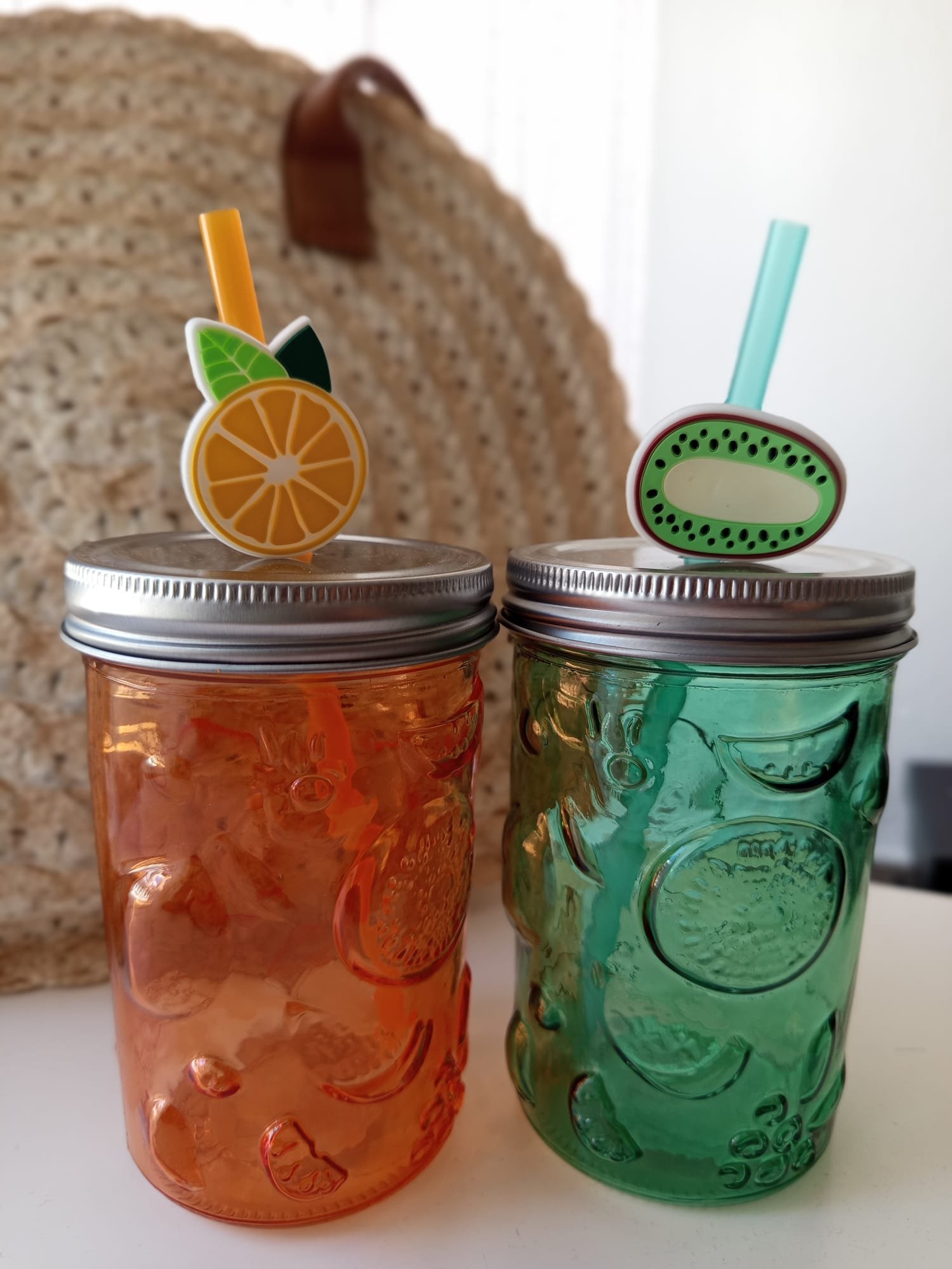 Aquí tienes el texto limpio, sin emojis ni dibujos: # Vaso de Vidrio Kiwi – ¡Última unidad rebajada! Dale un toque fresco, divertido y lleno de personalidad a tu mesa con este original vaso de vidrio inspirado en el kiwi. Su diseño llamativo lo convierte en una pieza perfecta para disfrutar de un refresco, un zumo o tu bebida favorita con un estilo único. Ideal para quienes disfrutan cuidando los pequeños detalles, para sorprender con un regalo original o para llenar de color esos momentos de relax en casa o en la terraza. Porque no necesitas una celebración para disfrutar de algo bonito. Tú haces que cada día sea un auténtico evento. ## ¡Solo queda una unidad y está rebajada! Esta es tu oportunidad de hacerte con este precioso vaso, ya que solo queda una unidad disponible y la hemos rebajado de precio por ser la última. Cuando se venda, este modelo dejará de estar disponible. ¡No dejes que se te escape! ### Perfecto para: * Refrescos, zumos, batidos y bebidas frías. * Dar un toque alegre y original a tu mesa. * Regalar a amantes de la decoración y los diseños diferentes. * Disfrutar de un momento especial en casa o en la terraza. ## Entrega Los gastos de envío se calculan según el pedido. Consúltanos por mensaje privado o al realizar tu compra. También puedes recoger tu pedido gratuitamente en Paterna (Valencia). Además, ofrecemos nuestro servicio de entrega en eventos y ferias, para que puedas recoger tu compra mientras disfrutas de una jornada especial. Consúltanos por mensaje privado para conocer los próximos eventos y puntos de recogida disponibles. ¡Hazte con esta última unidad rebajada y convierte cualquier momento del día en una pequeña celebración!
