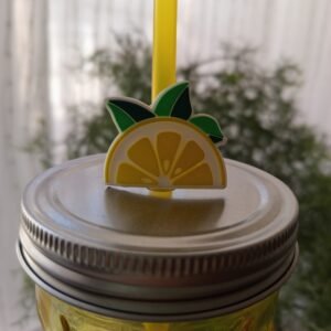 Vaso de Vidrio Amarillo con Limones en Relieve – ¡Un toque de verano para cada día! Llena de frescura y color tus momentos favoritos con este vaso de vidrio amarillo decorado con limones en relieve y un precioso adorno de limón. Su diseño alegre y lleno de personalidad es perfecto para dar un toque especial a cualquier bebida. Disfruta de un refresco, una limonada, un zumo o tu bebida favorita mientras aportas un aire veraniego y elegante a tu mesa. Es ideal para compartir con amigos, regalar a alguien especial o simplemente hacer que ese momento de descanso en casa o en la terraza sea aún más agradable. Porque no hace falta esperar a una ocasión especial para disfrutar de los pequeños detalles. Tú haces que cada día sea un auténtico evento. Perfecto para: Refrescos, limonadas, zumos y bebidas frías. Comidas y reuniones con familiares y amigos. Regalos originales para quienes disfrutan de los detalles bonitos. Decorar tu cocina o tu mesa con un estilo fresco, alegre y veraniego. Entrega Los gastos de envío se calculan según el pedido. Consúltanos por mensaje privado o al realizar tu compra. Si lo prefieres, puedes recoger tu pedido gratuitamente en Paterna (Valencia). También ponemos a tu disposición nuestro servicio de entrega en eventos y ferias, para que puedas recoger tu compra mientras disfrutas de una jornada especial. Consúltanos por mensaje privado para conocer los próximos eventos y puntos de recogida disponibles. Haz que cada sorbo sea una pequeña celebración con este original vaso de vidrio con limones. ¡Un diseño que no pasará desapercibido!