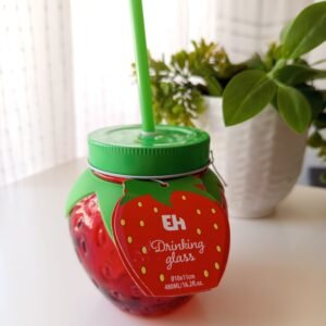 Vasos de Vidrio con Forma de Fresa – ¡Últimas 2 unidades rebajadas! Llena de color y originalidad tus momentos favoritos con nuestros vasos de vidrio con forma de fresa. Su diseño divertido y lleno de encanto los convierte en el complemento perfecto para disfrutar de un refresco, un zumo o tu bebida favorita con un toque diferente. Son ideales para compartir una merienda con amigos, decorar una mesa especial, sorprender con un regalo original o simplemente hacer que ese momento de descanso en casa o en la terraza sea aún más especial. Porque no hace falta esperar a una celebración para disfrutar de las pequeñas cosas. Tú haces que cada día sea un auténtico evento.  ¡Últimas 2 unidades y rebajadas! Solo quedan dos unidades disponibles y, para despedir este modelo, las hemos rebajado de precio. Es la ocasión perfecta para llevarte un vaso tan original antes de que se agote definitivamente. Perfectos para: Refrescos, zumos y bebidas frías. Reuniones con amigos y familia. Regalos originales y llenos de personalidad. Dar un toque alegre y diferente a tu cocina o mesa. Entrega Los gastos de envío se calculan según el pedido. Consúltanos por mensaje privado o al realizar tu compra.  Si lo prefieres, puedes recoger tu pedido gratuitamente en Paterna (Valencia).  También ofrecemos nuestro servicio de entrega en eventos y ferias, para que puedas recoger tu compra mientras disfrutas de una jornada especial. Consúltanos por mensaje privado para conocer los próximos eventos y puntos de recogida disponibles. ¡No dejes pasar esta oportunidad! Cuando se vendan estas dos últimas unidades, este modelo dejará de estar disponible.