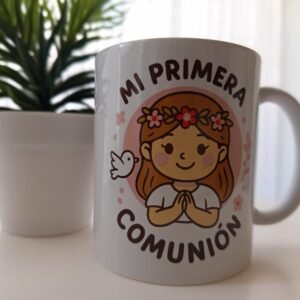 # Taza de Primera Comunión – Un recuerdo para celebrar cada día Haz que un día tan especial se recuerde cada mañana con esta **taza de Primera Comunión**, perfecta para celebrar y revivir uno de los momentos más importantes. Un detalle bonito, útil y con valor sentimental, ideal para regalo o recuerdo de este día único. Porque la Primera Comunión solo pasa una vez… pero el café o el chocolate pueden recordarlo cada día. ## Perfecta para: * Regalo de Primera Comunión. * Detalle para invitados o familiares. * Un recuerdo divertido y especial. ## Características * Apta para **lavavajillas**. * Apta para **microondas**. ## Entrega Los gastos de envío se calculan según el pedido. Consúltanos por mensaje privado o al realizar tu compra. También puedes recoger tu pedido gratuitamente en Paterna (Valencia). Además, ofrecemos servicio de entrega en eventos y ferias, consúltanos por disponibilidad. **Un recuerdo sencillo, útil y con mucho encanto para un día irrepetible.**