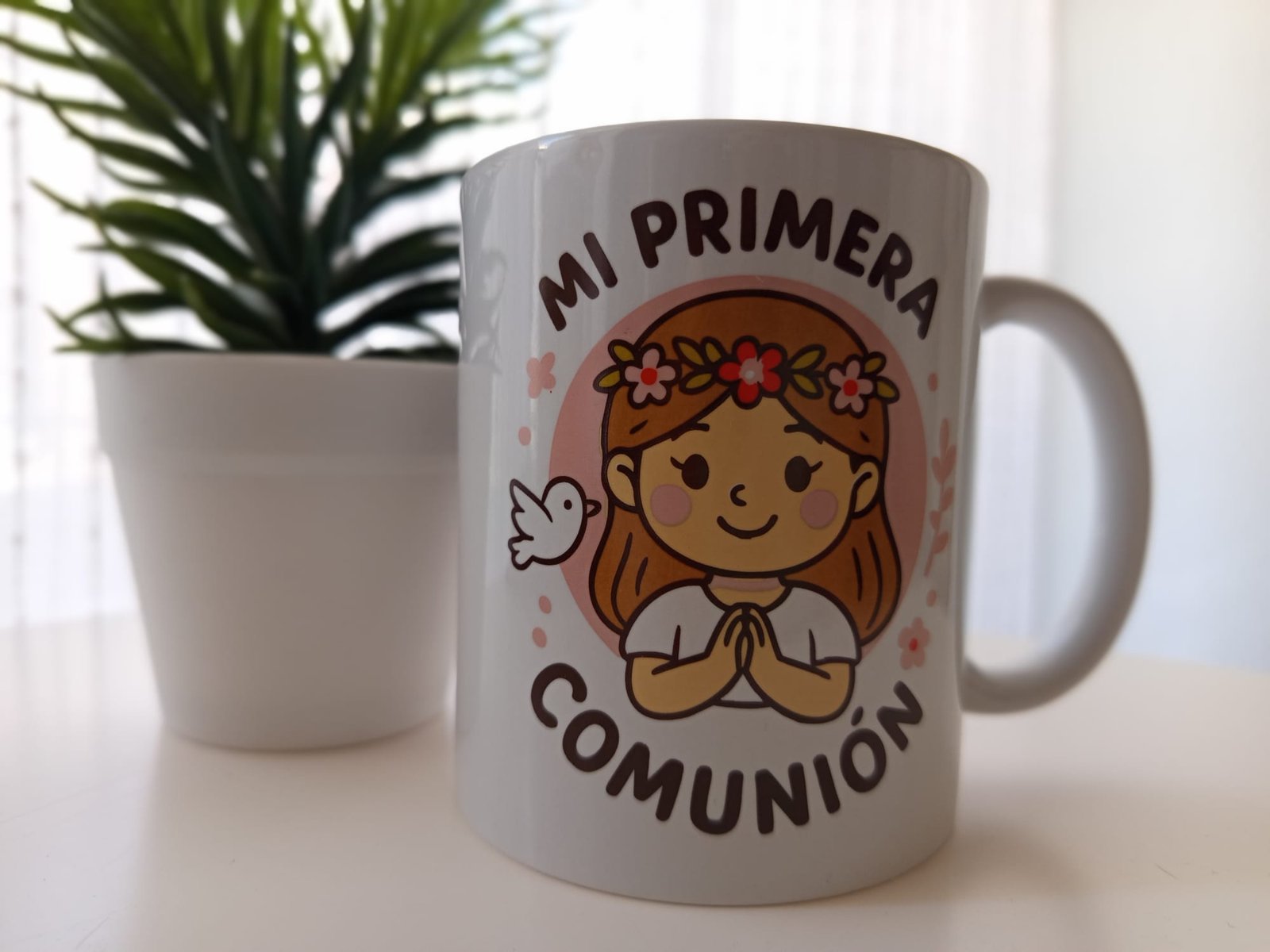 # Taza de Primera Comunión – Un recuerdo para celebrar cada día Haz que un día tan especial se recuerde cada mañana con esta **taza de Primera Comunión**, perfecta para celebrar y revivir uno de los momentos más importantes. Un detalle bonito, útil y con valor sentimental, ideal para regalo o recuerdo de este día único. Porque la Primera Comunión solo pasa una vez… pero el café o el chocolate pueden recordarlo cada día. ## Perfecta para: * Regalo de Primera Comunión. * Detalle para invitados o familiares. * Un recuerdo divertido y especial. ## Características * Apta para **lavavajillas**. * Apta para **microondas**. ## Entrega Los gastos de envío se calculan según el pedido. Consúltanos por mensaje privado o al realizar tu compra. También puedes recoger tu pedido gratuitamente en Paterna (Valencia). Además, ofrecemos servicio de entrega en eventos y ferias, consúltanos por disponibilidad. **Un recuerdo sencillo, útil y con mucho encanto para un día irrepetible.**