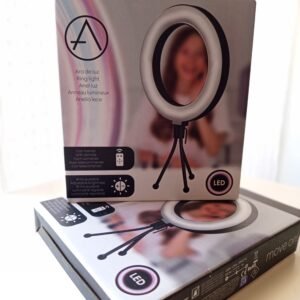 Ilumina tu mejor versión – Aro de luz LED para selfies Porque si no hay foto… ¿realmente pasó? Haz que cada momento cuente con este aro de luz LED para selfies, el accesorio imprescindible para conseguir fotos, vídeos y directos con una iluminación perfecta. Tanto si estás en un evento, una fiesta, una celebración o simplemente creando contenido, este aro de luz hará que todo se vea mejor: más claro, más bonito y mucho más profesional. Porque seamos sinceros: todo evento merece ser posteado con unas buenas fotos y directos. ✨ ¡Solo 2 unidades disponibles! Aprovecha ahora, porque quedan solo 2 unidades en stock y no se repondrán más unidades. Cuando se agoten, no volverán. Características Diámetro: 15 cm. Incluye mando de ajuste de brillo e intensidad de luz. Incluye cable USB. Incluye patas de soporte para colocarlo de forma estable. Luz LED ideal para selfies, fotos y vídeos. Perfecto para: Selfies con iluminación profesional. Directos en redes sociales. Fotos en eventos, fiestas y celebraciones. Creadores de contenido y amantes de las redes sociales. Entrega Los gastos de envío se calculan según el pedido. Consúltanos por mensaje privado o al realizar tu compra. También puedes recoger tu pedido gratuitamente en Paterna (Valencia). Además, ofrecemos servicio de entrega en eventos y ferias, para que puedas recoger tu compra mientras disfrutas de una jornada especial. Consúltanos por mensaje privado para conocer los próximos eventos y puntos de recogida disponibles. Haz que cada foto sea digna de ser publicada. Ilumina tu mejor versión antes de que se agoten estas últimas unidades.