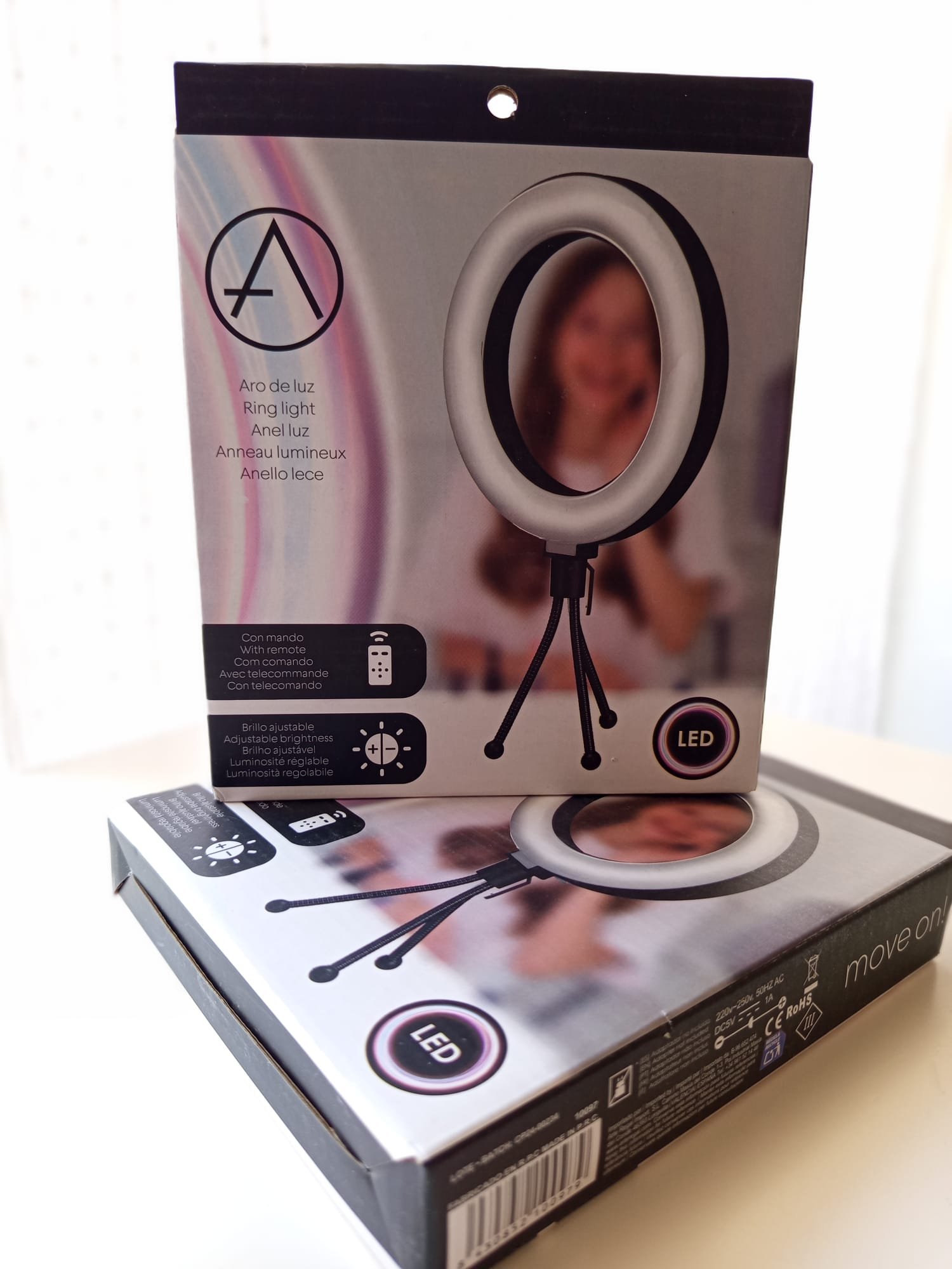 Ilumina tu mejor versión – Aro de luz LED para selfies Porque si no hay foto… ¿realmente pasó? Haz que cada momento cuente con este aro de luz LED para selfies, el accesorio imprescindible para conseguir fotos, vídeos y directos con una iluminación perfecta. Tanto si estás en un evento, una fiesta, una celebración o simplemente creando contenido, este aro de luz hará que todo se vea mejor: más claro, más bonito y mucho más profesional. Porque seamos sinceros: todo evento merece ser posteado con unas buenas fotos y directos. ✨ ¡Solo 2 unidades disponibles! Aprovecha ahora, porque quedan solo 2 unidades en stock y no se repondrán más unidades. Cuando se agoten, no volverán. Características Diámetro: 15 cm. Incluye mando de ajuste de brillo e intensidad de luz. Incluye cable USB. Incluye patas de soporte para colocarlo de forma estable. Luz LED ideal para selfies, fotos y vídeos. Perfecto para: Selfies con iluminación profesional. Directos en redes sociales. Fotos en eventos, fiestas y celebraciones. Creadores de contenido y amantes de las redes sociales. Entrega Los gastos de envío se calculan según el pedido. Consúltanos por mensaje privado o al realizar tu compra. También puedes recoger tu pedido gratuitamente en Paterna (Valencia). Además, ofrecemos servicio de entrega en eventos y ferias, para que puedas recoger tu compra mientras disfrutas de una jornada especial. Consúltanos por mensaje privado para conocer los próximos eventos y puntos de recogida disponibles. Haz que cada foto sea digna de ser publicada. Ilumina tu mejor versión antes de que se agoten estas últimas unidades.
