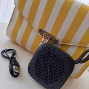 Ideal para regalos y eventos Estos altavoces son una opción perfecta como detalle para bodas, comuniones, celebraciones y eventos especiales, gracias a su utilidad y versatilidad. (Consultar disponibilidad para detalles de eventos por encargo ya que solo quedan unidades sueltas.) ¡Últimas unidades disponibles! Se trata de un producto con stock muy limitado, por lo que recomendamos no esperar demasiado para hacerse con él. Entrega Los gastos de envío se calculan según el pedido. Consúltanos por mensaje privado o al realizar tu compra. También puedes recoger tu pedido gratuitamente en Paterna (Valencia). Además, ofrecemos servicio de entrega en eventos y ferias, para que puedas recoger tu compra mientras disfrutas de una jornada especial. Consúltanos por mensaje privado para conocer los próximos eventos y puntos de recogida disponibles. Un altavoz pequeño en tamaño, pero grande en posibilidades: música, radio, llamadas y más, todo en un solo dispositivo.