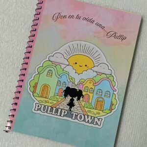 Libreta Oficial de Pullip Town Barcelona 2026 Guarda tus ideas, bocetos, recuerdos y momentos especiales en la Libreta Oficial de Pullip Town Barcelona 2026, una pieza de merchandising elaborada artesanalmente para conmemorar una edición muy especial del evento. Cada libreta está realizada a mano, lo que la convierte en un recuerdo único para coleccionistas y amantes del universo Pullip. Su interior está compuesto por páginas de colores, ideales para escribir, dibujar, pegar fotografías o conservar autógrafos y recuerdos de tu visita al evento. Su práctico formato la hace perfecta para llevar contigo a convenciones, ferias o en tu día a día. Características Libreta oficial de Pullip Town Barcelona 2026. Elaborada completamente a mano. Páginas interiores de colores. Medidas: 20 × 15 cm. Producto de merchandising de edición especial. Información de entrega Este producto puede enviarse por correo. También puede recogerse en Pullip Town 2026 o en cualquiera de los eventos organizados por Dunia Eventos. Consulte los gastos de envío antes de realizar su pedido. Sobre el evento Pullip Town Barcelona 2026 se celebrará el 19 de septiembre de 2026 en el Hotel NH Collection Podium · Barcelona. Llévate un recuerdo artesanal de Pullip Town y conserva para siempre la magia de un evento pensado para todos los amantes de las muñecas Pullip