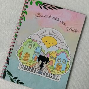 Libreta Oficial de Pullip Town Barcelona 2026 Guarda tus ideas, bocetos, recuerdos y momentos especiales en la Libreta Oficial de Pullip Town Barcelona 2026, una pieza de merchandising elaborada artesanalmente para conmemorar una edición muy especial del evento. Cada libreta está realizada a mano, lo que la convierte en un recuerdo único para coleccionistas y amantes del universo Pullip. Su interior está compuesto por páginas de colores, ideales para escribir, dibujar, pegar fotografías o conservar autógrafos y recuerdos de tu visita al evento. Su práctico formato la hace perfecta para llevar contigo a convenciones, ferias o en tu día a día. Características Libreta oficial de Pullip Town Barcelona 2026. Elaborada completamente a mano. Páginas interiores de colores. Medidas: 20 × 15 cm. Producto de merchandising de edición especial. Información de entrega Este producto puede enviarse por correo. También puede recogerse en Pullip Town 2026 o en cualquiera de los eventos organizados por Dunia Eventos. Consulte los gastos de envío antes de realizar su pedido. Sobre el evento Pullip Town Barcelona 2026 se celebrará el 19 de septiembre de 2026 en el Hotel NH Collection Podium · Barcelona. Llévate un recuerdo artesanal de Pullip Town y conserva para siempre la magia de un evento pensado para todos los amantes de las muñecas Pullip
