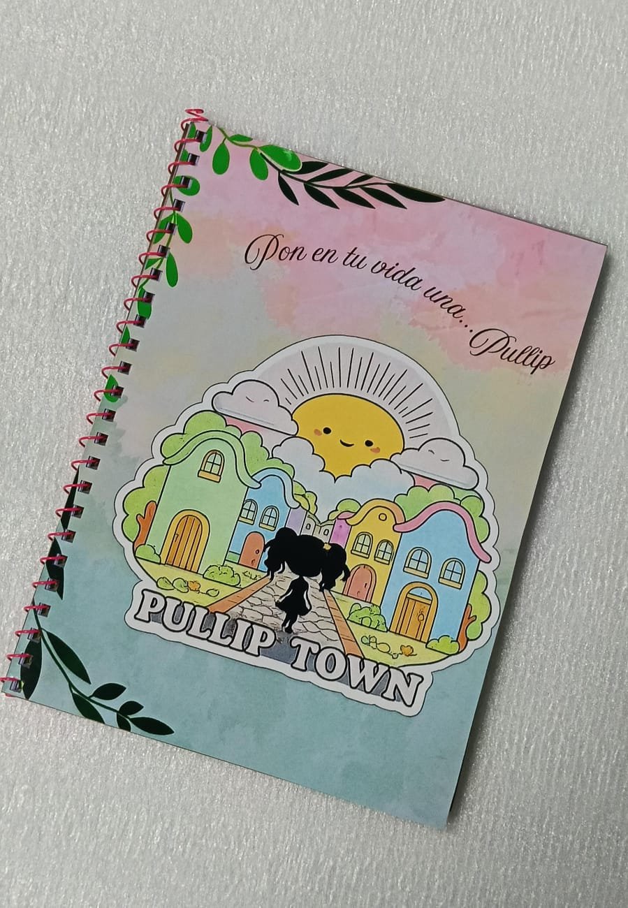 Libreta Oficial de Pullip Town Barcelona 2026 Guarda tus ideas, bocetos, recuerdos y momentos especiales en la Libreta Oficial de Pullip Town Barcelona 2026, una pieza de merchandising elaborada artesanalmente para conmemorar una edición muy especial del evento. Cada libreta está realizada a mano, lo que la convierte en un recuerdo único para coleccionistas y amantes del universo Pullip. Su interior está compuesto por páginas de colores, ideales para escribir, dibujar, pegar fotografías o conservar autógrafos y recuerdos de tu visita al evento. Su práctico formato la hace perfecta para llevar contigo a convenciones, ferias o en tu día a día. Características Libreta oficial de Pullip Town Barcelona 2026. Elaborada completamente a mano. Páginas interiores de colores. Medidas: 20 × 15 cm. Producto de merchandising de edición especial. Información de entrega Este producto puede enviarse por correo. También puede recogerse en Pullip Town 2026 o en cualquiera de los eventos organizados por Dunia Eventos. Consulte los gastos de envío antes de realizar su pedido. Sobre el evento Pullip Town Barcelona 2026 se celebrará el 19 de septiembre de 2026 en el Hotel NH Collection Podium · Barcelona. Llévate un recuerdo artesanal de Pullip Town y conserva para siempre la magia de un evento pensado para todos los amantes de las muñecas Pullip
