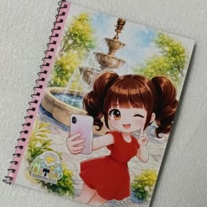 Libreta Oficial de Pullip Town Barcelona 2026 Guarda tus ideas, bocetos, recuerdos y momentos especiales en la Libreta Oficial de Pullip Town Barcelona 2026, una pieza de merchandising elaborada artesanalmente para conmemorar una edición muy especial del evento. Cada libreta está realizada a mano, lo que la convierte en un recuerdo único para coleccionistas y amantes del universo Pullip. Su interior está compuesto por páginas de colores, ideales para escribir, dibujar, pegar fotografías o conservar autógrafos y recuerdos de tu visita al evento. Su práctico formato la hace perfecta para llevar contigo a convenciones, ferias o en tu día a día. Características Libreta oficial de Pullip Town Barcelona 2026. Elaborada completamente a mano. Páginas interiores de colores. Medidas: 20 × 15 cm. Producto de merchandising de edición especial. Información de entrega Este producto puede enviarse por correo. También puede recogerse en Pullip Town 2026 o en cualquiera de los eventos organizados por Dunia Eventos. Consulte los gastos de envío antes de realizar su pedido. Sobre el evento Pullip Town Barcelona 2026 se celebrará el 19 de septiembre de 2026 en el Hotel NH Collection Podium · Barcelona. Llévate un recuerdo artesanal de Pullip Town y conserva para siempre la magia de un evento pensado para todos los amantes de las muñecas Pullip