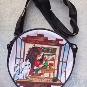 Bolso Oficial de Ninova Valencia 2026 – Edición "El Taller de Papá Noel" Llévate un recuerdo único de Ninova Valencia 2026 con el bolso oficial de esta edición especial. Un accesorio práctico, ligero y diseñado para acompañarte tanto durante el evento como en tu día a día. Su diseño exclusivo incorpora la ilustración oficial de "El Taller de Papá Noel" en la parte delantera, mientras que el resto del bolso luce un elegante acabado en color negro con el logotipo oficial del evento. Gracias a su formato compacto y su correa ajustable y extraíble, podrás llevarlo cómodamente cruzado al hombro o utilizarlo como prefieras. El cierre de cremallera mantiene tus pertenencias seguras durante toda la jornada. Características Diseño oficial de Ninova Valencia 2026. Edición especial "El Taller de Papá Noel". Forma esférica. Ilustración impresa en la parte delantera. Resto del bolso en color negro. Cierre mediante cremallera. Correa ajustable y desmontable. Material: nailon. Medidas: 22 cm de alto × 22 cm de ancho × 7 cm de grosor. Este bolso es el complemento perfecto para quienes desean conservar un recuerdo exclusivo del evento o sorprender a cualquier amante de las muñecas, la artesanía y las ediciones especiales. Ninova Valencia 2026 se celebrará los 28 y 29 de noviembre de 2026 en el Hotel Senator Valencia, Plaza Manuel Sanchís Guarner, 1, 46006 Valencia. Entrada gratuita. Envío: Este producto no tiene gastos de envío a península (España) el coste del envío seria de 0€. Para islas y fuera de España consultar gastos de envío. Este producto puede ser enviado por correo a domicilio o recogerse en mano el día del evento.  